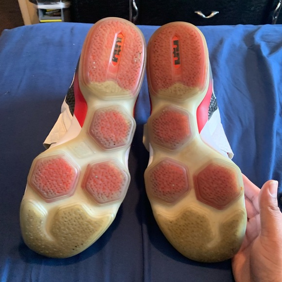 Lebron 14 size 13 - Picture 3 of 6